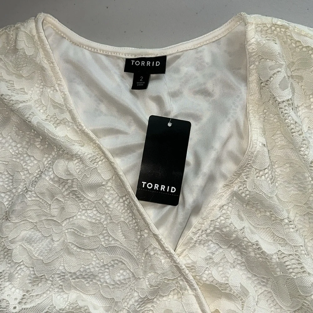 NWT TORRID Cream Lace V-Neck Romper Size 2. - Picture 12 of 16